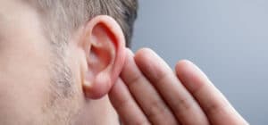 Bouton dans l'oreille